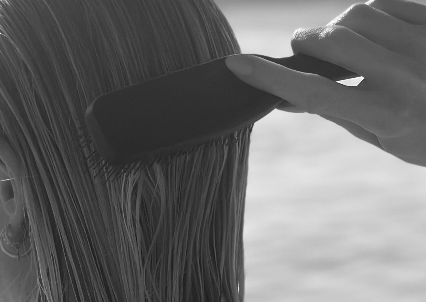 So schützt du dein Haar im Sommer